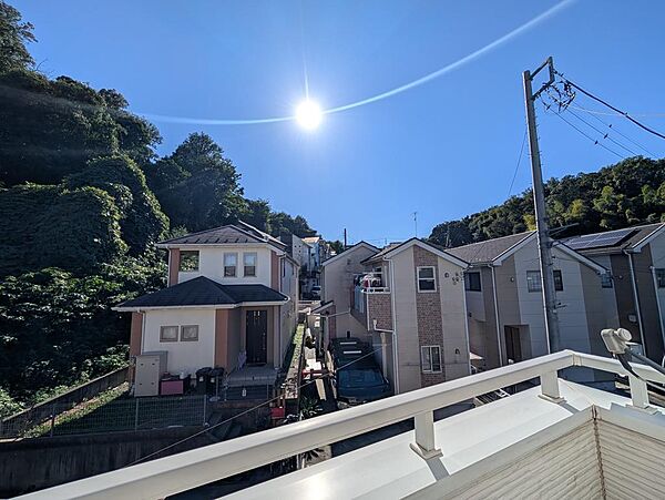 2階から見た周辺の街並み。低層の戸建住宅を中心とした景色が広がります。【2026年10月2日撮影】