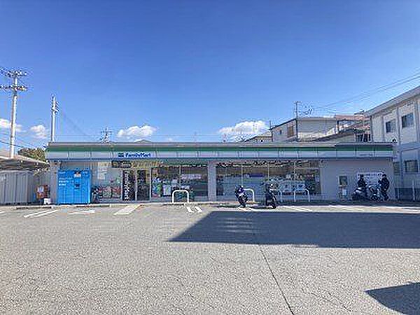 ファミリーマート柏原田辺一丁目店 徒歩2分。 130m
