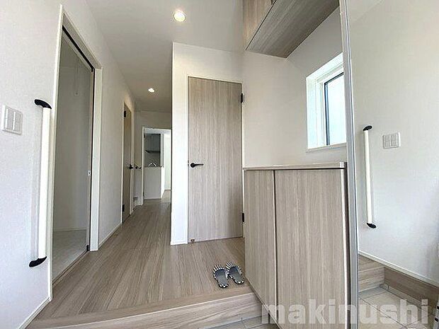 玄関から居住スペースが見えにくく、急な来客の際もプライバシーが守られます!