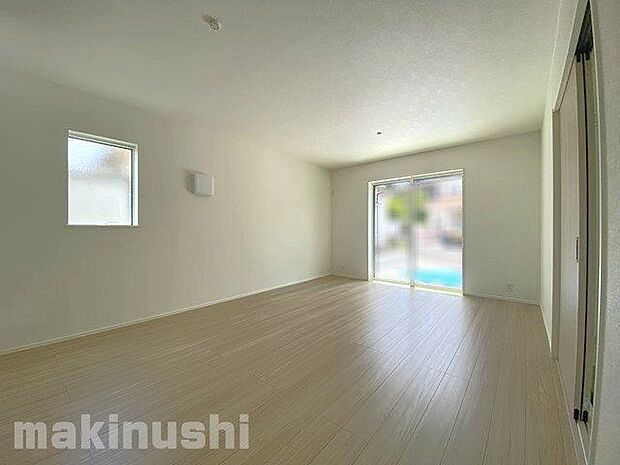 南側からの自然光が入る明るいリビング♪家族団らんの場所にピッタリですね!