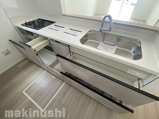 キッチンはシンク下収納もばっちり♪引き出し式になっているので取り出しやすい構造です♪