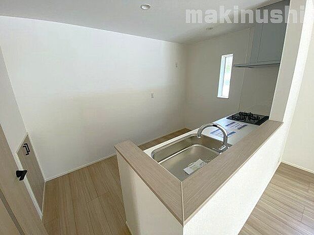 カップボードなどを設置できる充分なスペースがございます♪