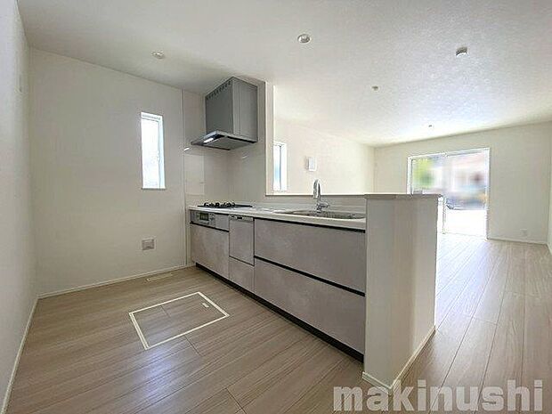 キッチンは食洗機付きのシステムキッチン!家事の時短に便利です♪