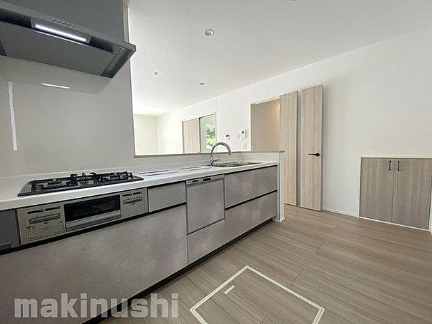 キッチンで家事をしながら、家族の帰宅がわかるのでいいですね^^