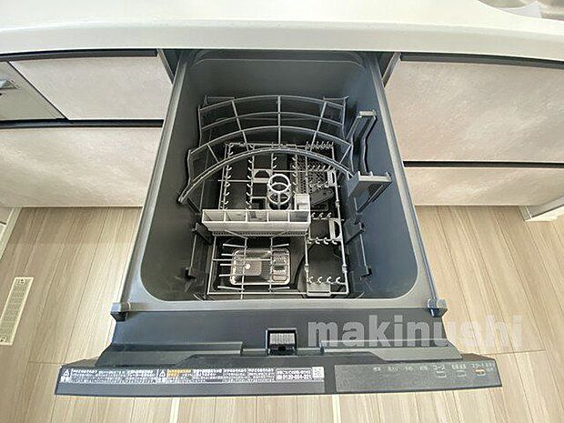 食洗機は高温のお湯で洗え、手洗いよりも食器をキレイに洗えると言われています♪節水にもなりますよ^^