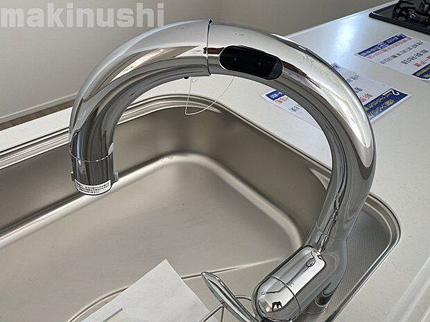 油よごれなどが手に付いた状態でも蛇口をひねらずサッとキレイに洗える便利なタッチレス水栓♪