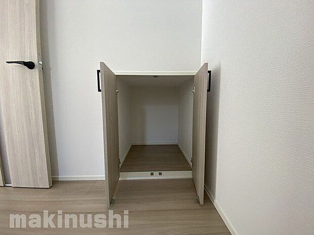 キッチン横に階段下のスペースを有効活用した収納がございます^^