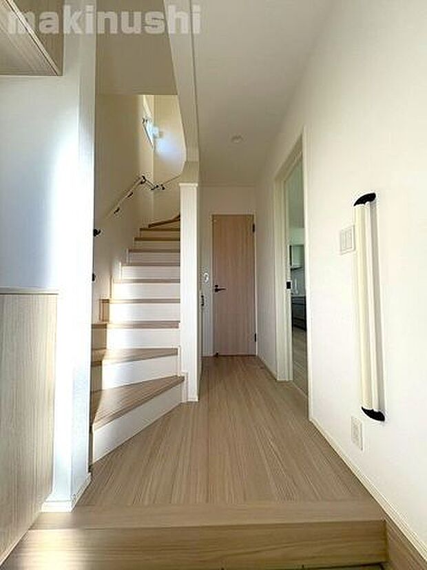 明るい玄関♪お家の第一印象が決まる玄関が明るいといいですね!居住スペースも玄関からは見えないので急な来客時も安心!