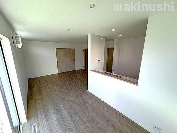 リビングに居ながら、お庭で元気に遊ぶお子様の様子などが見守れます^^