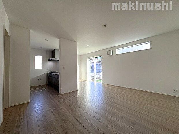 リビング部分はスリット窓を採用しておりますので、南側からの採光をしっかりと確保しつつ外からの視線は気にせず、のんびりとくつろげます!