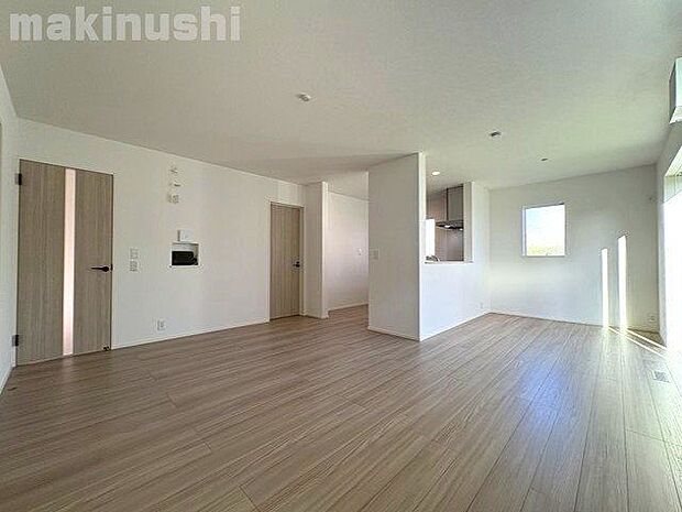 南側の掃き出し窓から自然光が入るとっても明るいリビングが魅力的なお家です♪