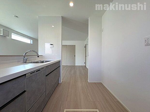 キッチン横からリビングの扉が見え、家事をしながら家族の状況が確認できるので安心ですね!