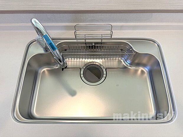 便利なタッチレス水栓♪調理中の汚れた手でも、水栓に触れることなく衛生的に使えます♪