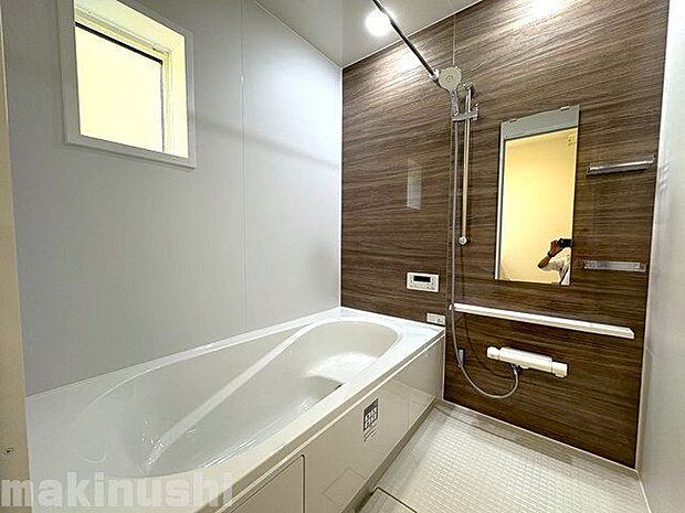 浴室暖房乾燥機付き♪雨天時や花粉が気になる季節は浴室でお洗濯ものが乾かせるので便利です^^