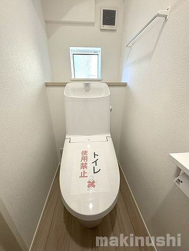 トイレは各階に完備!体調不良の際の使い分けはもちろん、万が一、故障などの際にも2つあると便利です!