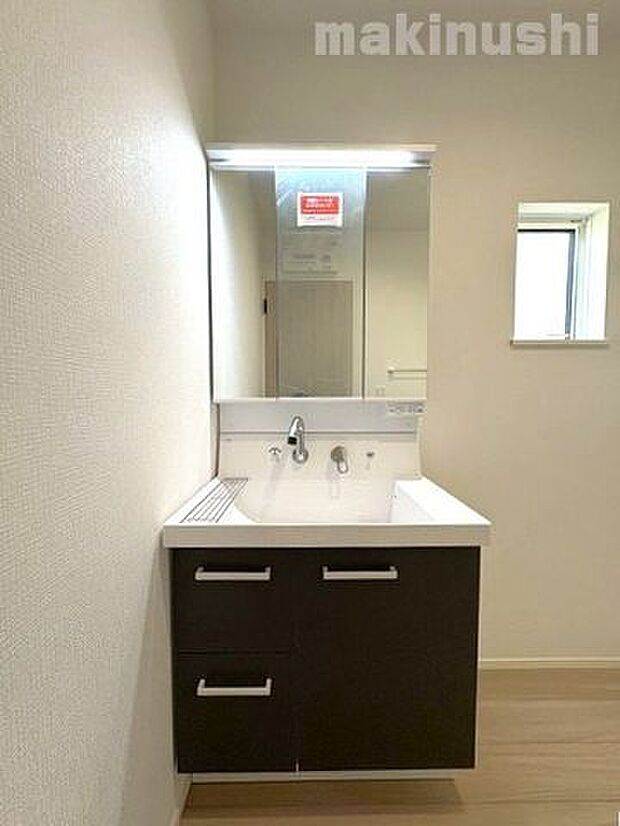 大きな鏡のシャンプードレッサー♪ヘアスタイルやお化粧もバッチリ決まりますよ^^