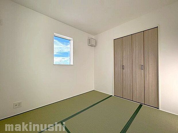 収納もございますので、来客用の寝具などがスッキリ片付きます♪