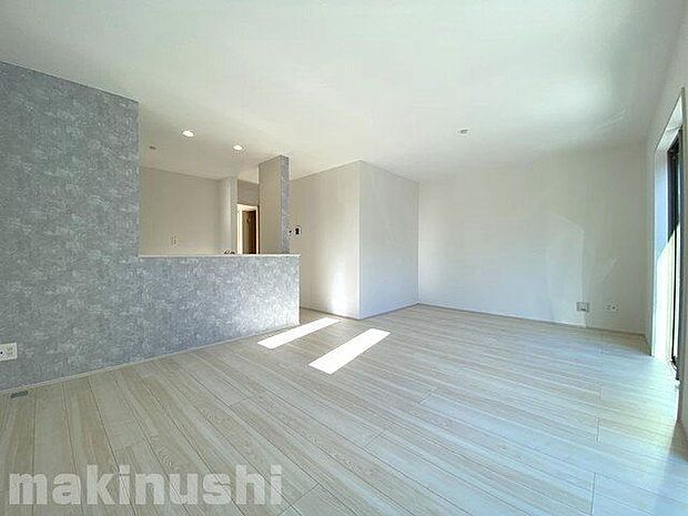 キッチン周辺はアクセントクロスを採用しており、メリハリのある空間を演出しております＾＾