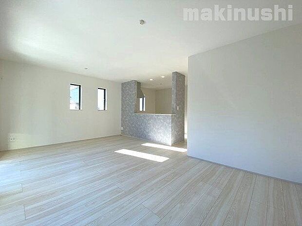 南側からの自然光が入るとっても明るいリビングが魅力的なお家です♪