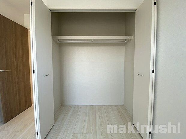 2階6帖の洋室部分です♪