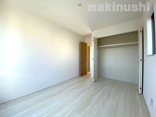 2階6帖の洋室部分です♪