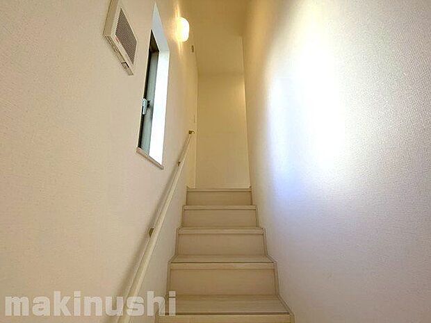 手すりのついた階段で上り下りも安心♪