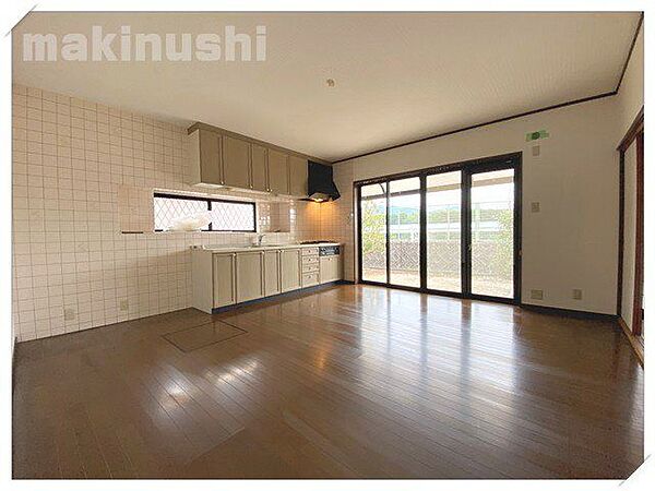 1階のＬＤＫは約12.5帖の広さがございます♪ダイニングテーブルを置いて家族みんなで食事を楽しめます＾＾