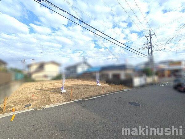 前面道路幅は約6.1ｍあり、お車同士での対向も問題ございません！道幅が広いので周辺との圧迫感も少なく開放感がございます！
