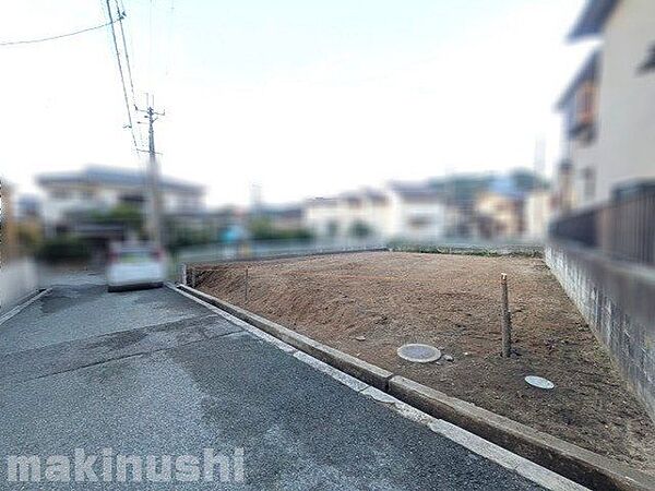 前面道路幅は4ｍあり、お車での通行も問題ございません！「南阪奈道路」へ好アクセスで、お車で通勤されている方やお出かけの際も便利♪