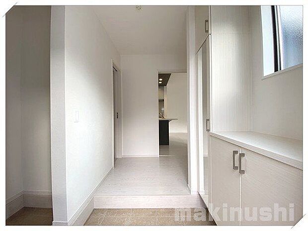 シューズボックスとシューズクロークが併設された、収納スペースたっぷりの玄関です!