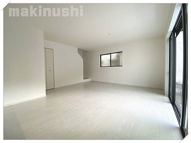 大きな掃き出し窓から自然光が入るとっても明るいリビングが魅力的なお家です!陽当たりはもちろん風通しもよく居心地の良い空間♪