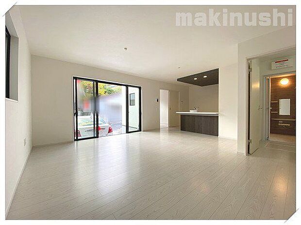 大きな掃き出し窓から自然光が入るとっても明るいリビングが魅力的なお家です!陽当たりはもちろん風通しもよく居心地の良い空間♪