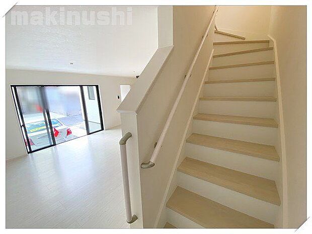手すり付きの階段で小さなお子さまが上り下りする際も安心です!