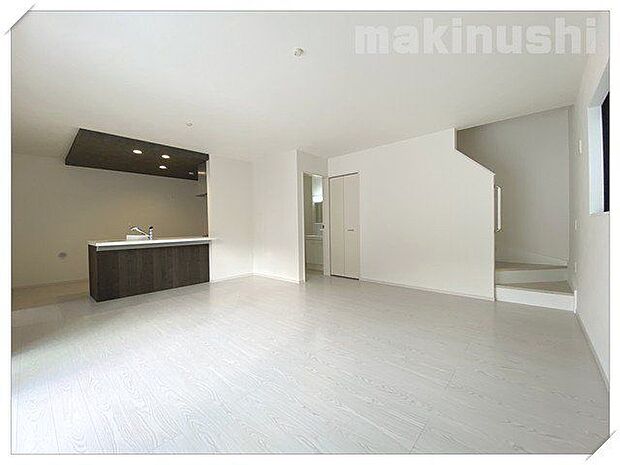 約18帖もの広さを誇る開放的なLDK!家族が自然と顔を合わすリビング階段を採用♪コミュニケーションもスムーズ♪