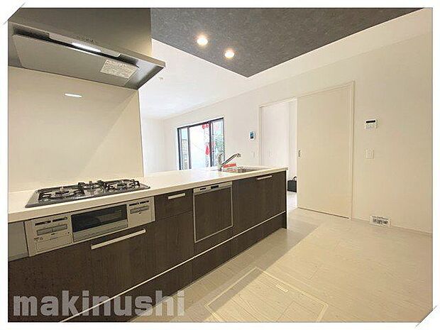 キッチン横にリビングへ出入りする扉がございますので、家族が出かける際や帰宅が一目でわかり安心です^^