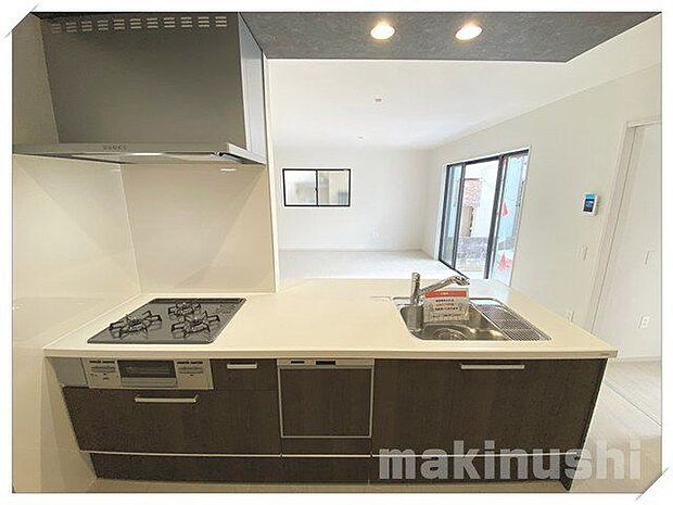 シンク下は収納もバッチリ!引き出し式になっているので大きい調理器具も取り出しやすい構造です♪