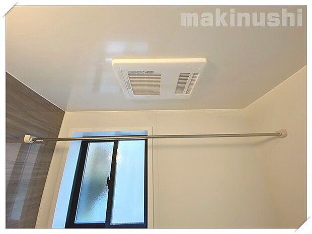 浴室暖房乾燥機付き♪お天気が優れない日は浴室でお洗濯ものが乾かせるので便利です^^冬場は事前に浴室を暖めておきますと、ヒートショックの心配も少ないです♪