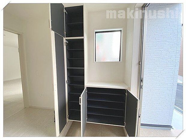 シューズボックスは細かく間仕切りされ、家族ごとのくつがキレイに収納できますよ♪棚部分にはお気に入り写真や絵画などをディスプレイいただけます!