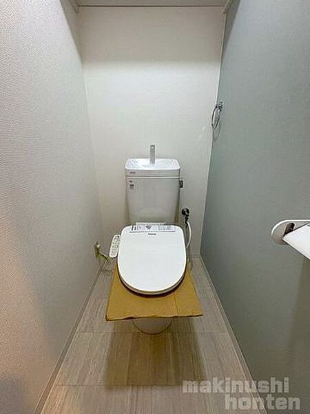 新品のトイレに交換しております！もちろん温水洗浄付き♪くすみカラーのアクセントパネルがオシャレですね！