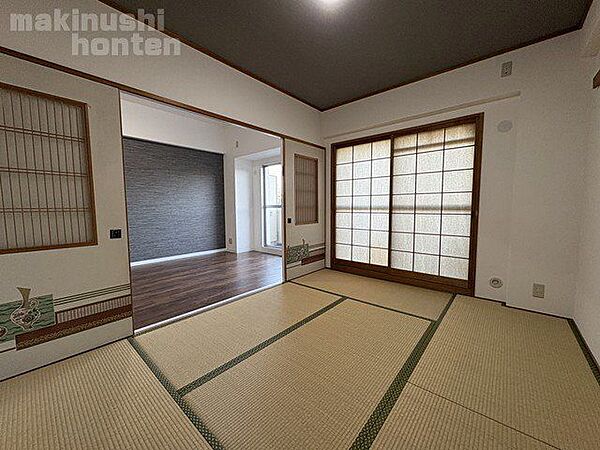 障子越しの柔らかい陽が入るお部屋です♪赤ちゃんや小さなお子様のお昼寝の場所としても最適です。