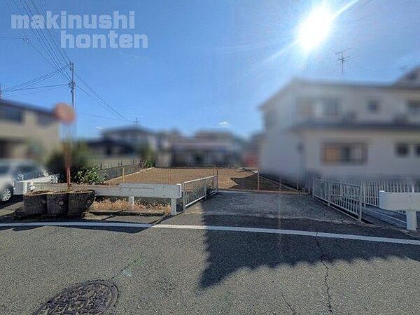 前面道路幅は約5.5ｍあり、お車の出し入れもラクラク！