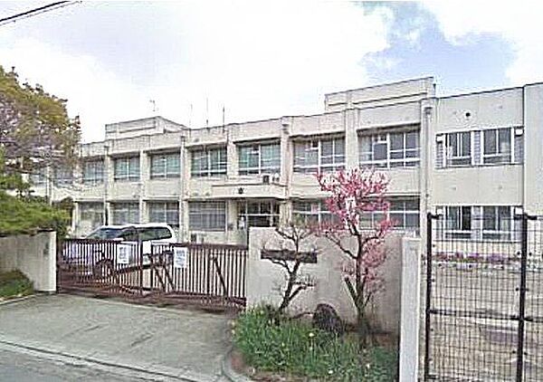 堺市立登美丘中学校 徒歩11分。 820m