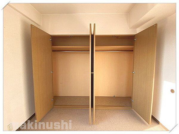 6.5帖の洋室の収納部分です♪奥様とご主人様のお洋服を分けて収納ができる、とっても大きなクローゼットになっております＾＾