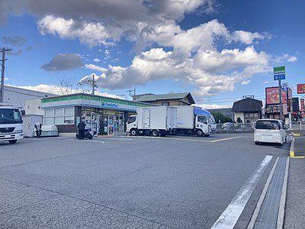 ファミリーマート羽曳野しまだ病院前店 徒歩7分。 520m