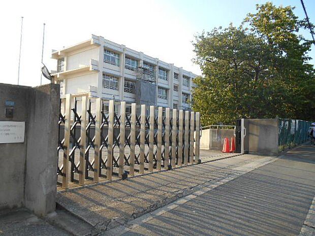 羽曳野市立埴生南小学校 徒歩7分。 560m