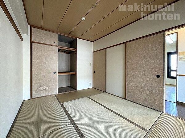 畳はフローリングに比べて柔らかく、衝撃吸収性にも優れているため、赤ちゃんやお子様の遊び場、お昼寝のスペースとしても最適です♪