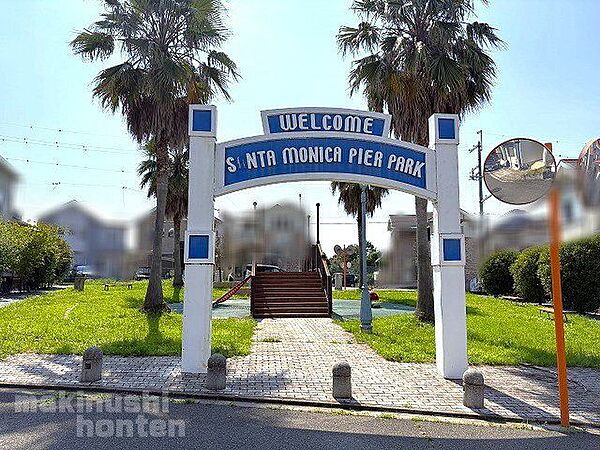 お家のすぐ近くに公園がありお子様がのびのび成長できる住環境で、子育てファミリーにオススメの立地です！