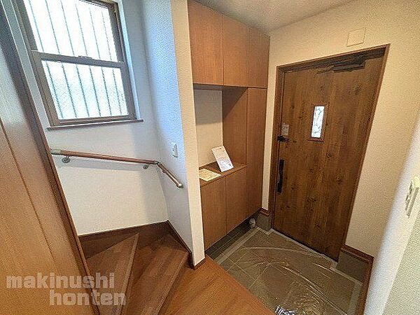 アンティーク調のオシャレな玄関ドア♪シューズボックスが併設されております。