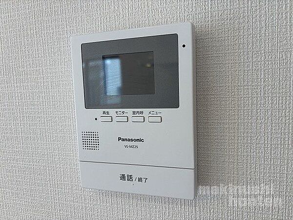 玄関のドアを開けることなく来客の顔や声を確認できるため、トラブルの防止につながります