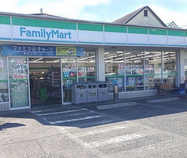 ファミリーマート富田林津々山台店 徒歩10分。 780m